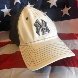 Yankees Fitted M/L White And Grey Hat